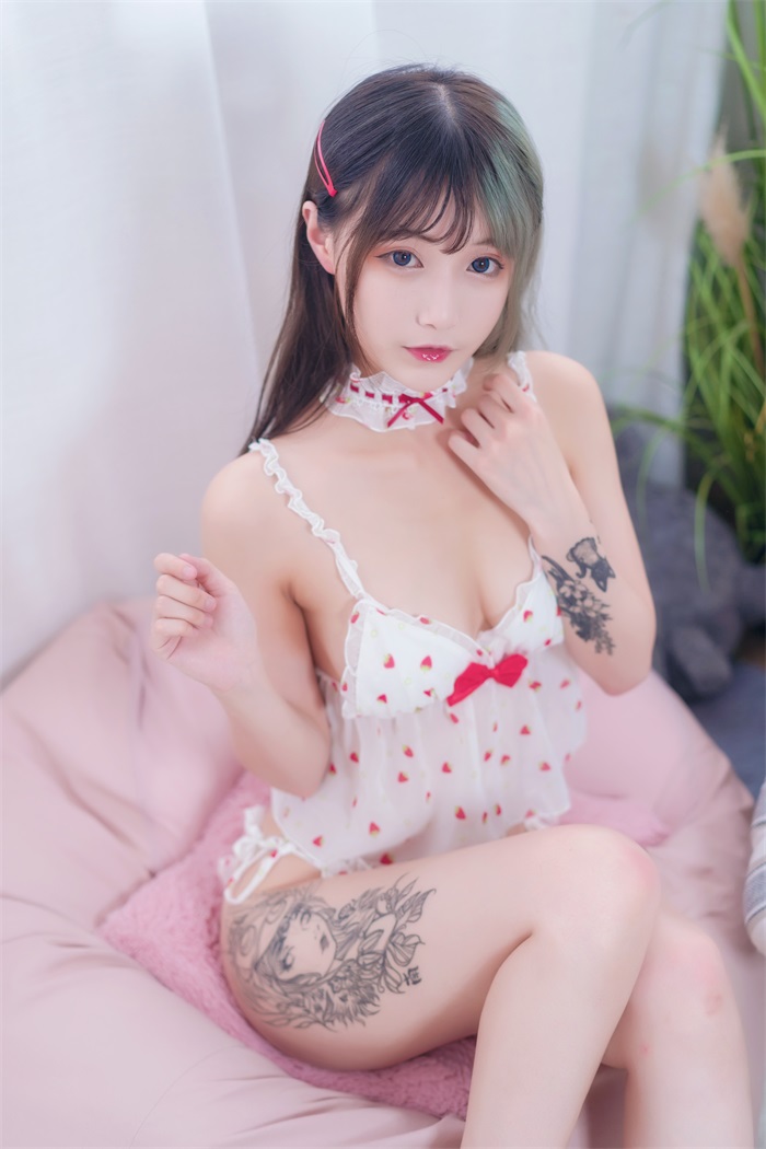 网红Coser@铁板烧鬼舞w 草莓内衣 [20P/221MB] 网红Coser-第2张