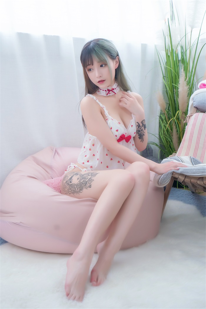 网红Coser@铁板烧鬼舞w 草莓内衣 [20P/221MB] 网红Coser-第3张