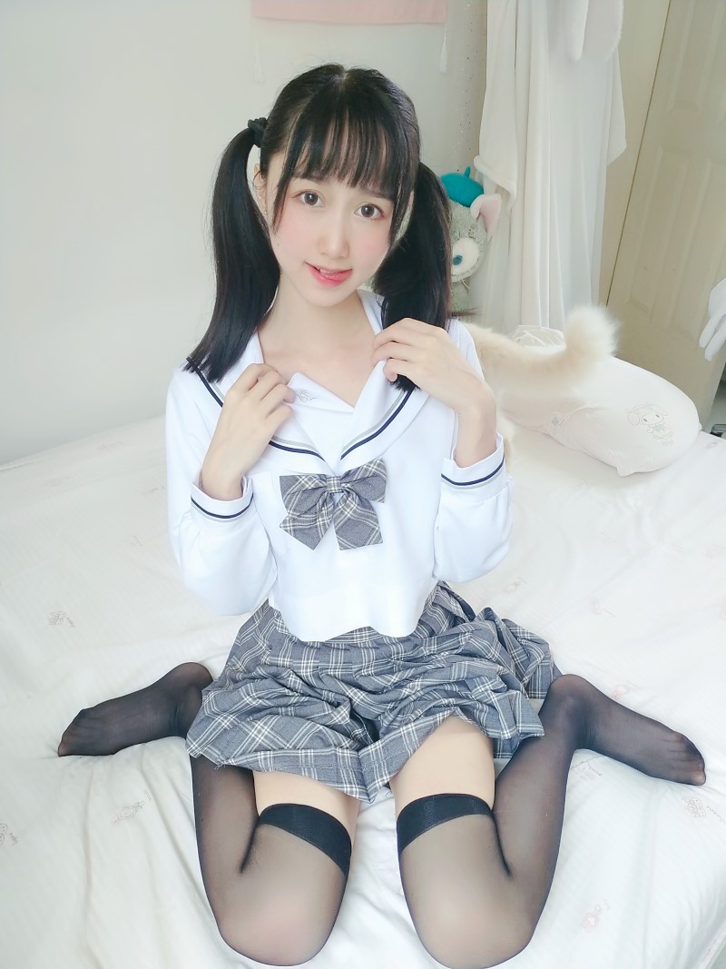 网红Coser@木绵绵OwO 灰格子jk [21P/1V/96.5MB] 网红Coser-第1张