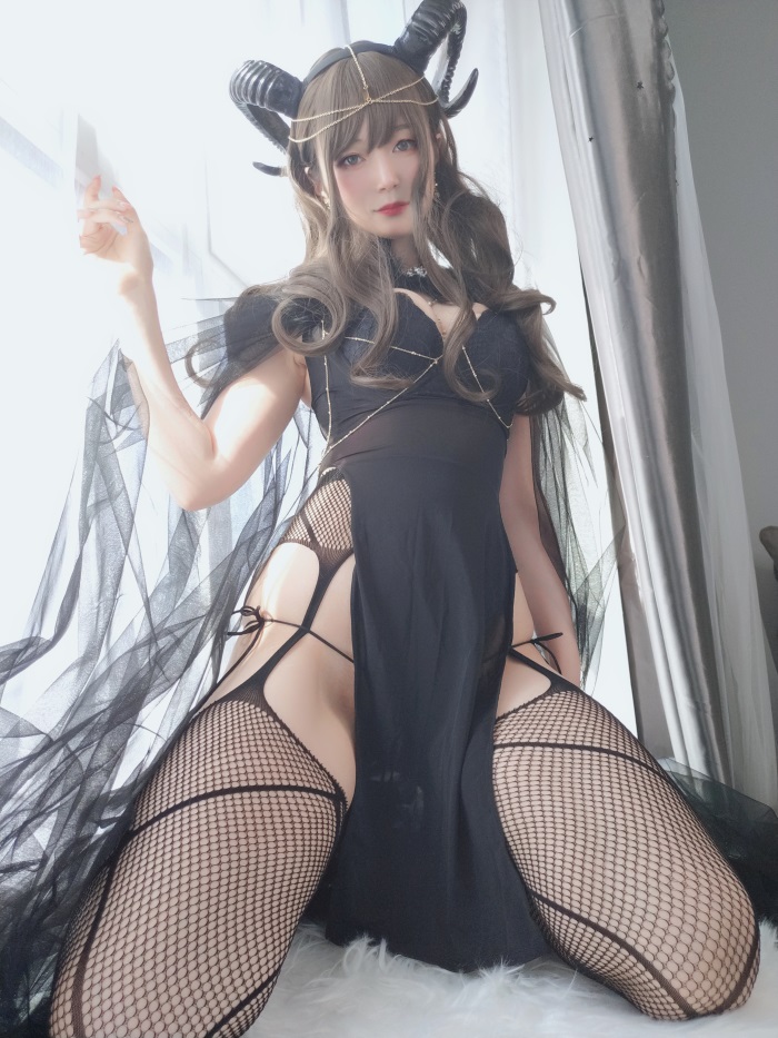 网红Coser@白银81_ 黑山魅魔 [50P/1V/397MB] 网红Coser-第2张