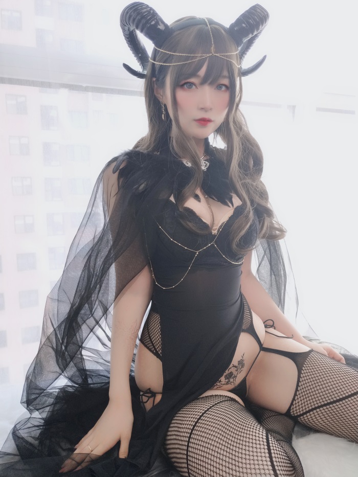 网红Coser@白银81_ 黑山魅魔 [50P/1V/397MB] 网红Coser-第3张